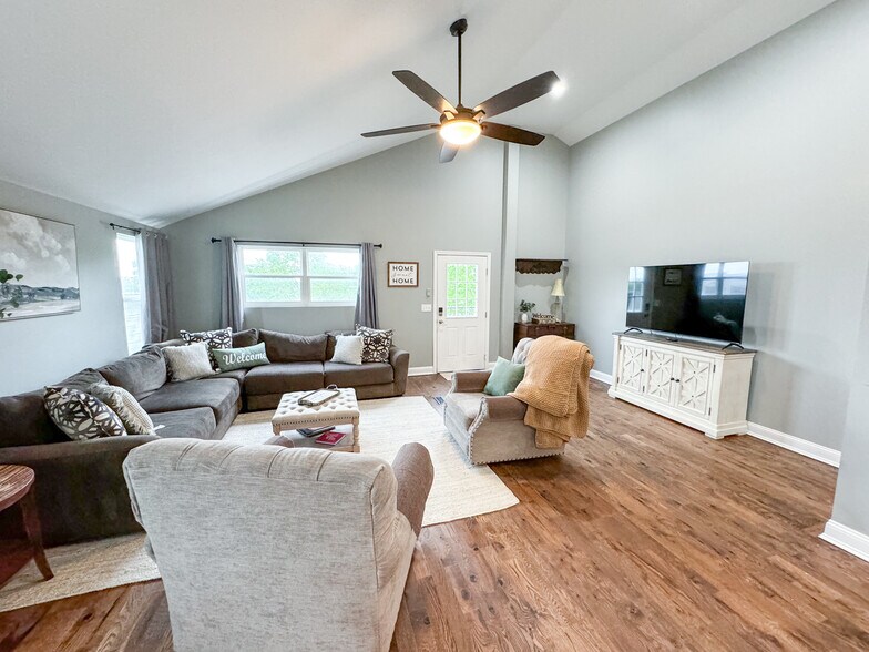 More Photos Of 103 S Jefferson St, Raymore Medical For Sale