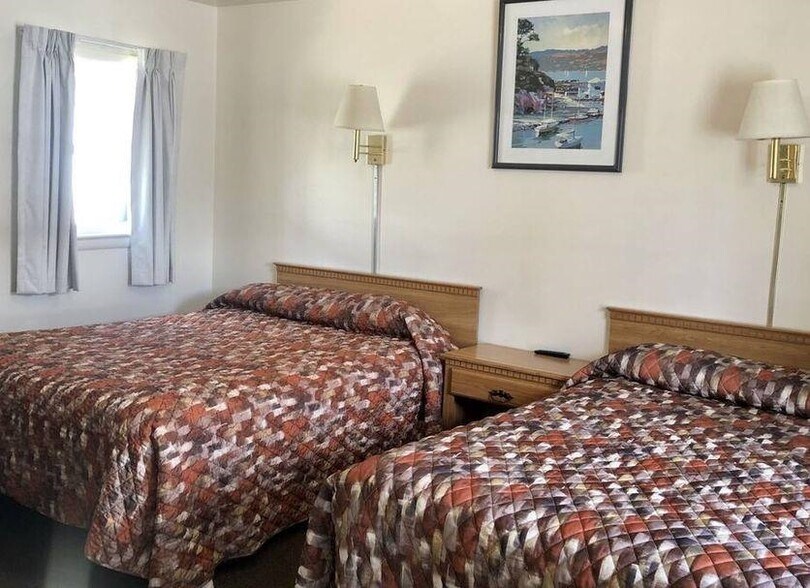 More Photos Of 75 Center St, Rock Springs Hotel For Sale