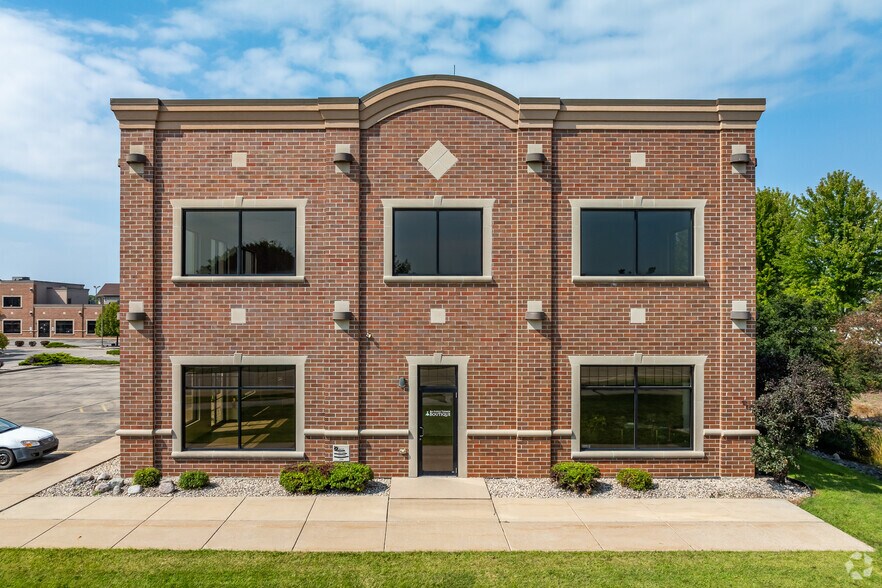 More Photos Of 1526 S Commercial St, Neenah Storefront Retail Office For Lease