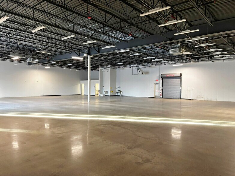 More Photos Of 1386 Butterfield Rd, Aurora Freestanding For Lease