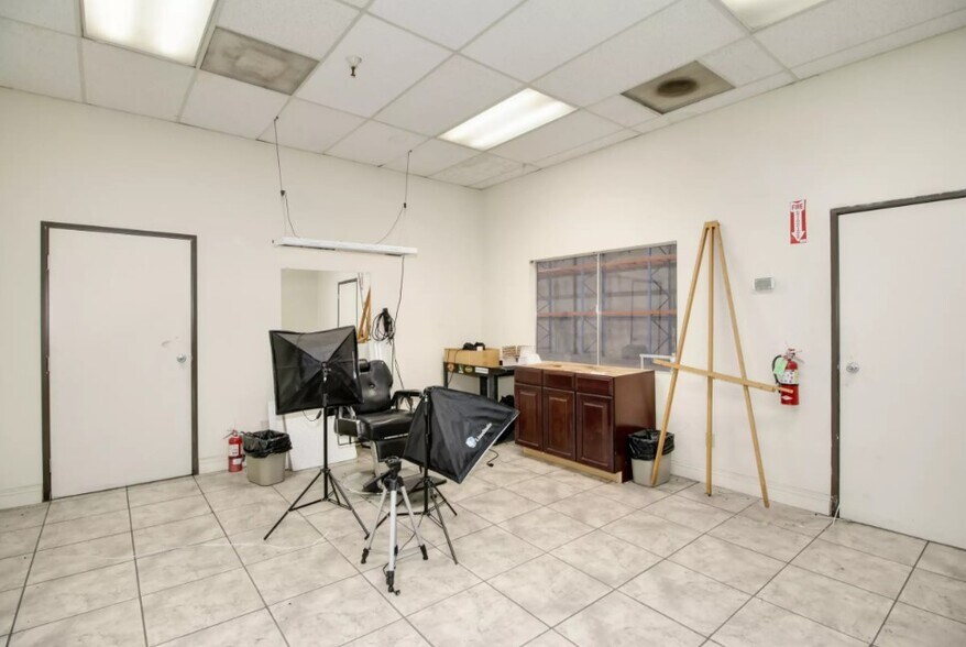More Photos Of 8535 Morrison Creek Rd, Sacramento Showroom For Lease