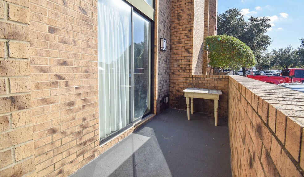 More Photos Of 250 Municipal Dr, Richardson Hotel For Sale