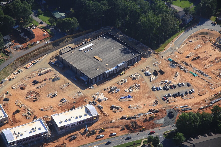 More Photos Of 0 Towne Lake Pky, Woodstock Unknown For Lease