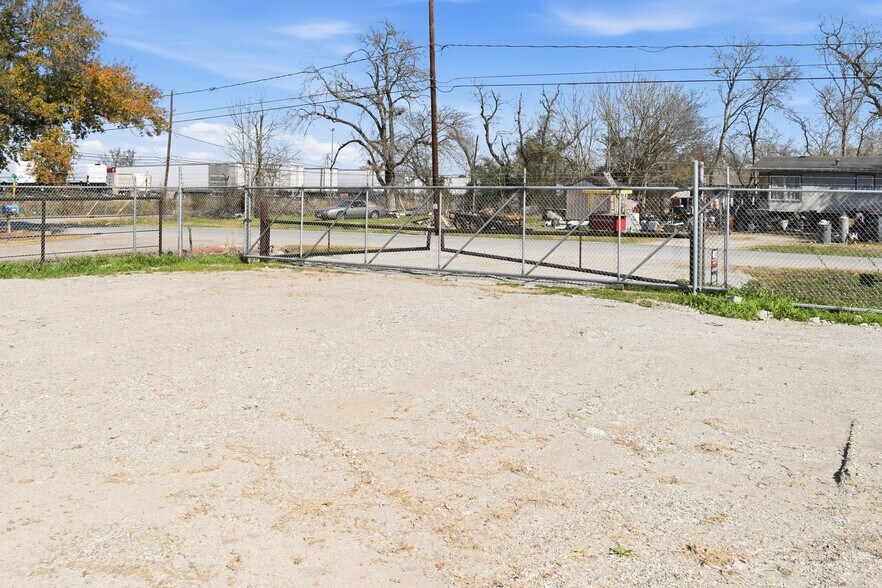 More Photos Of 12115 West Dr, Cypress Land For Lease