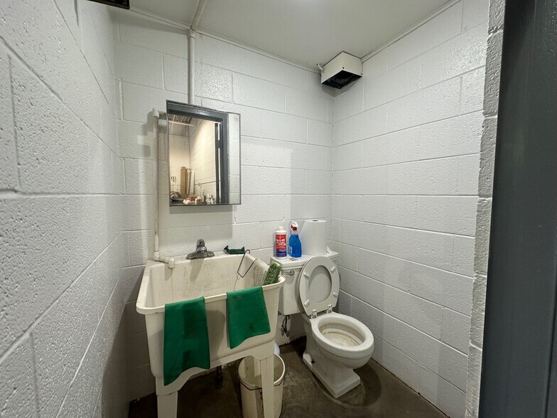 More Photos Of 536 N Beech St, Lansing Self Storage For Sale