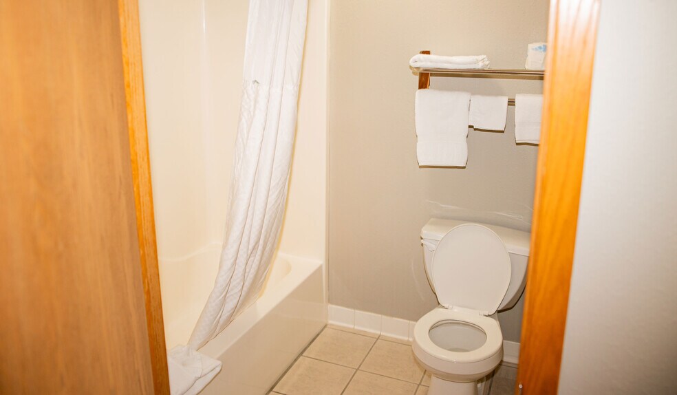 More Photos Of 937 Enterprise Ln, Mount Carmel Hotel For Sale