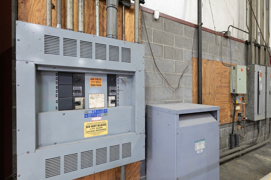 More Photos Of 1000 Sako Ct, Elkhart Warehouse For Lease