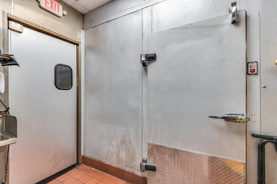 More Photos Of 2601 W Jefferson St, Grand Prairie Bar For Sale