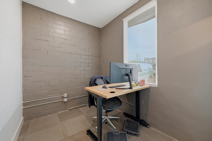 More Photos Of 118 W Chestnut St, Denison Office For Sale