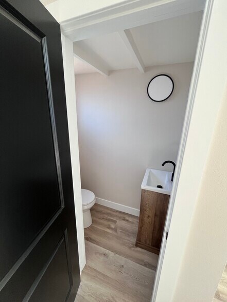 More Photos Of 10041 Commerce Ave, Tujunga Storefront For Sale