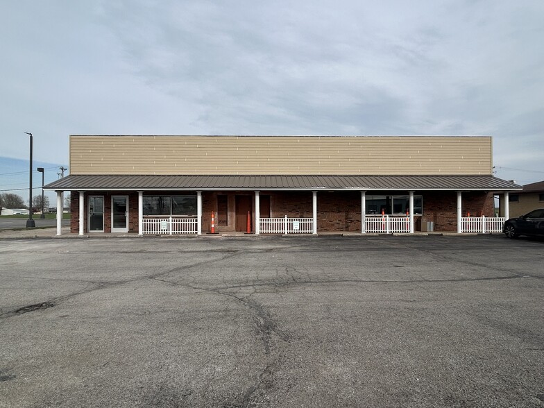 Primary Photo Of 1506 S Main St, Red Bud Storefront For Lease