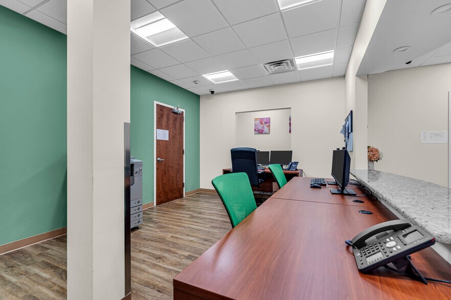 More Photos Of 500 Park Ave, Manalapan Township Medical For Lease