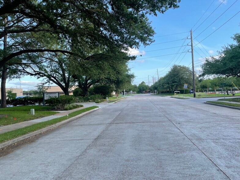 More Photos Of 3707 Westcenter Dr, Houston Office For Lease