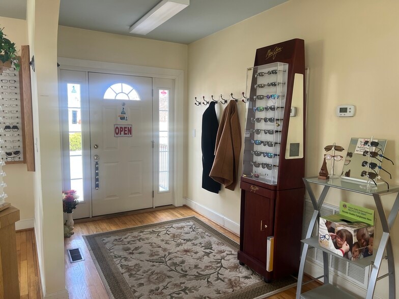 More Photos Of 904 Apperson Dr, Salem Office For Sale