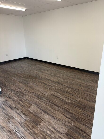 More Photos Of 323 Thomas Pl, Everman Warehouse For Lease