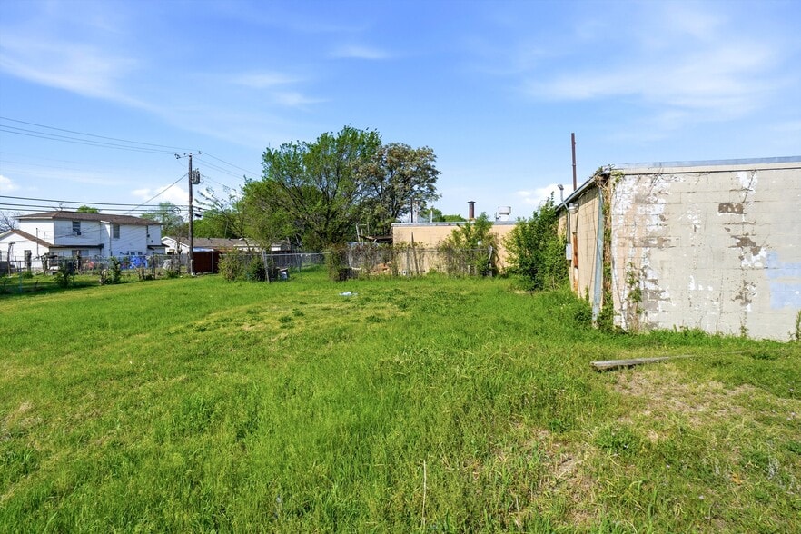 More Photos Of 7822 Great Trinity Forest Way, Dallas Storefront For Sale