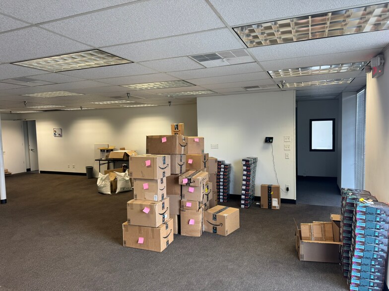 More Photos Of 9990 E I-10 Fwy, Houston Warehouse For Lease