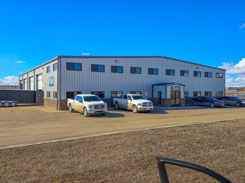 More Photos Of 509 Well St, Williston Warehouse For Lease