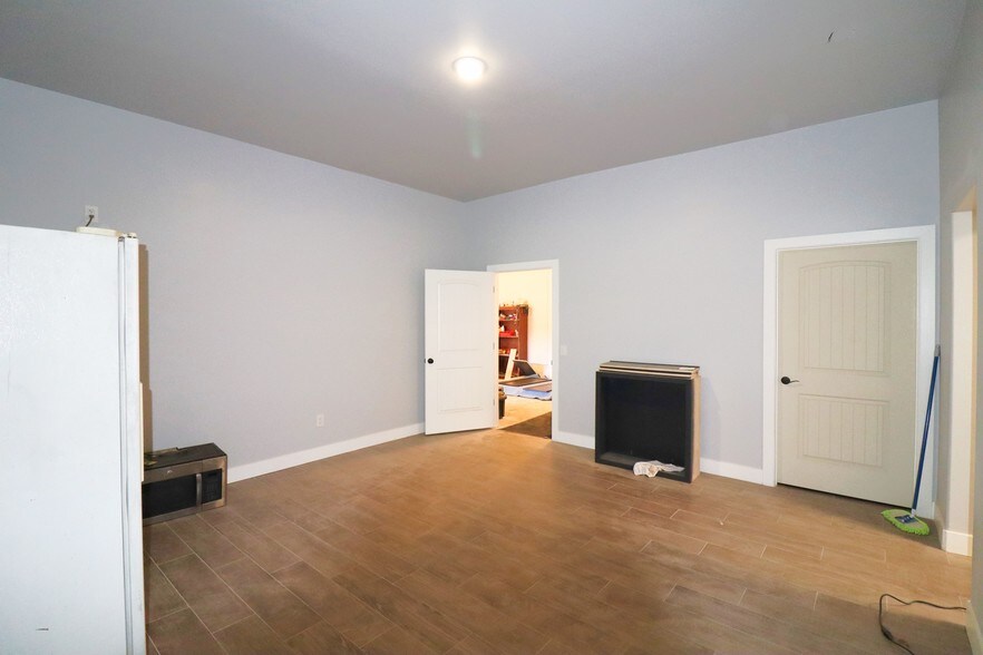 More Photos Of 6050 N Black Canyon Hwy, Phoenix Loft Creative Space For Sale