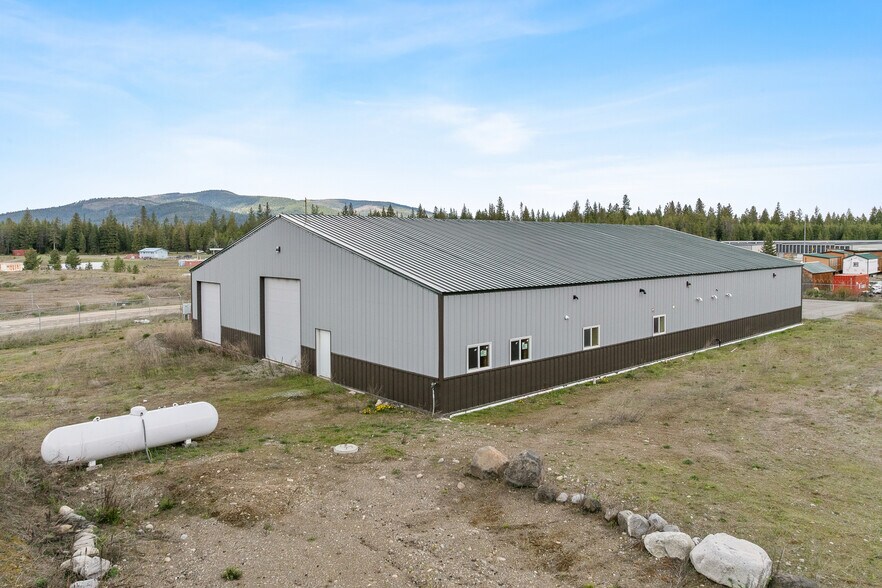 More Photos Of 275 Industrial Park Ave, Spirit Lake Warehouse For Lease