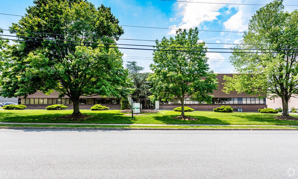 More Photos Of 10 York Ave, West Caldwell Warehouse For Lease