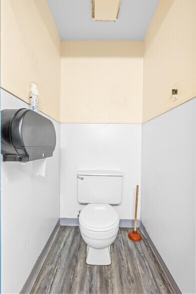 More Photos Of 110 E Franklin St, Hillsboro Health Club For Sale