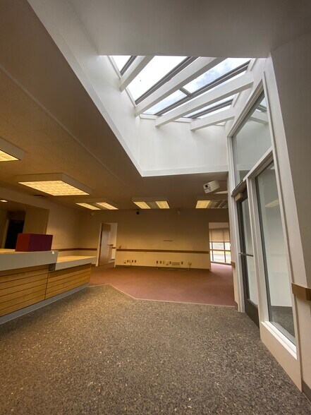 More Photos Of 6225 SE Lake Rd, Portland Office For Sale