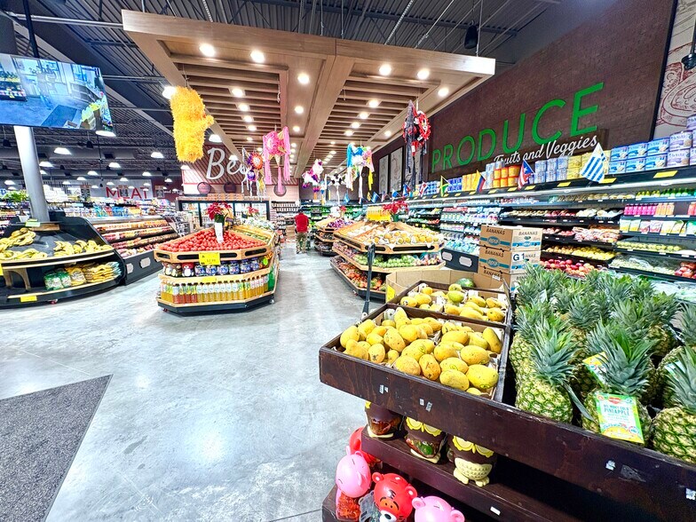 More Photos Of 96 Grove St, Waterbury Supermarket For Sale