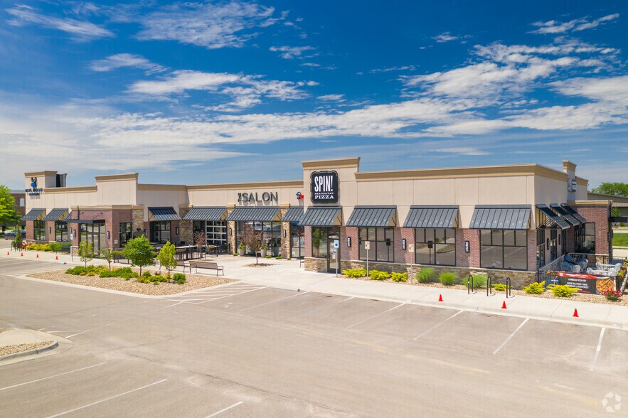 More Photos Of 525 Wakarusa Dr, Lawrence Freestanding For Lease