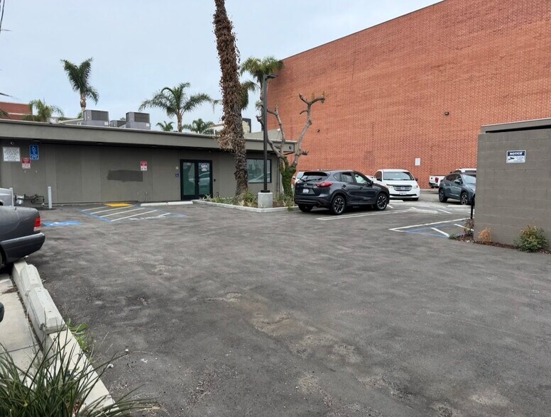 More Photos Of 220 S A St, Oxnard Storefront For Sale