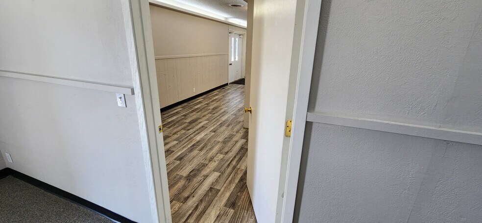 More Photos Of 324 S Meridian Rd, Meridian Storefront Retail Office For Lease