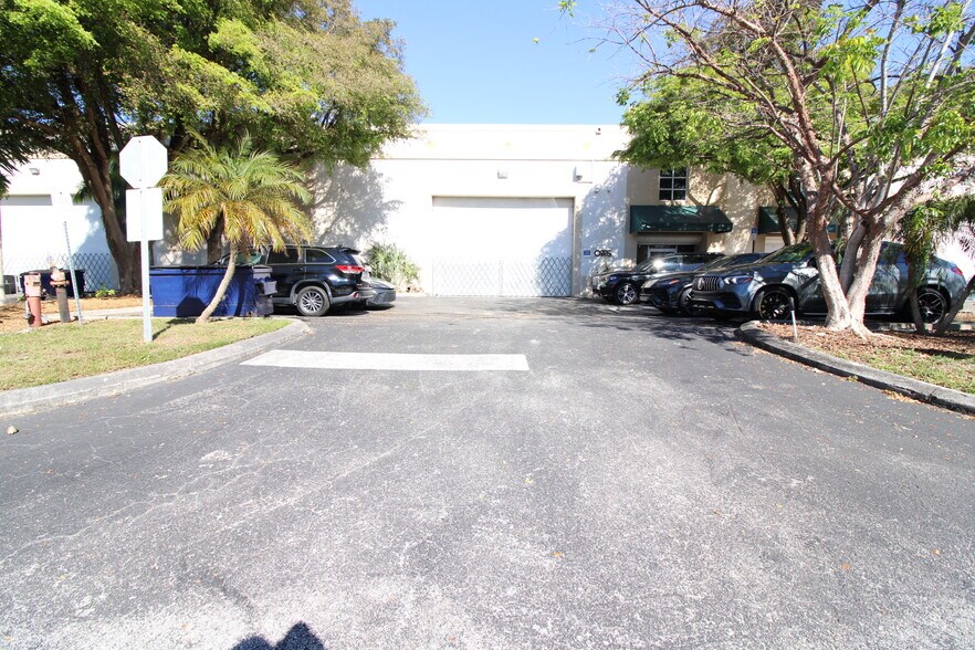 More Photos Of 8205-8225 NW 30th Ter, Doral Warehouse For Lease