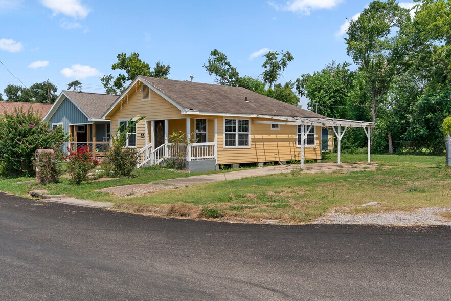 Primary Photo Of 2417 Lee St, Houston Specialty For Sale