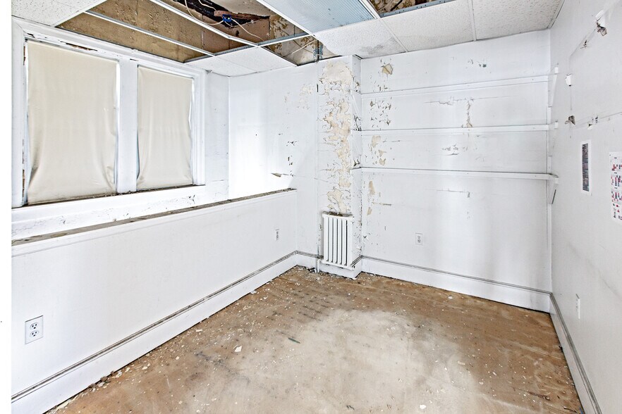More Photos Of 16 S Maryland Ave, Wilmington General Retail For Sale