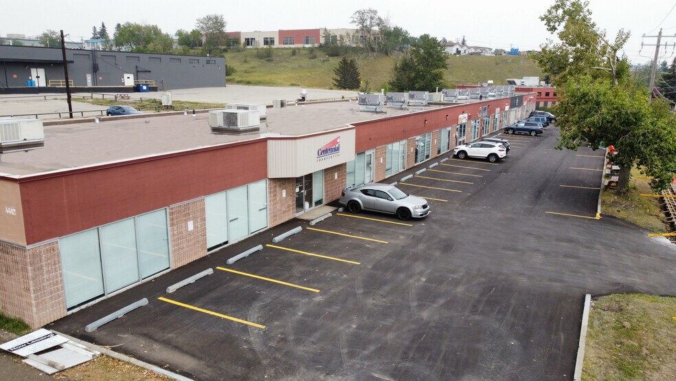 More Photos Of 4412 Manilla Rd SE, Calgary Showroom For Lease