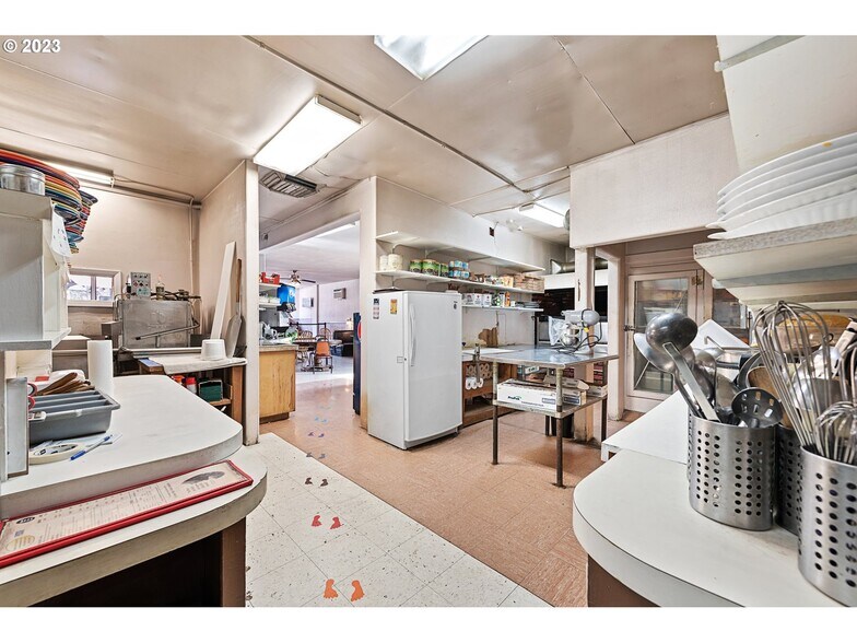 More Photos Of 105 N Main St, Halfway Restaurant For Sale