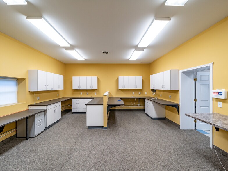 More Photos Of 35 Main St, Scottsville Office For Sale