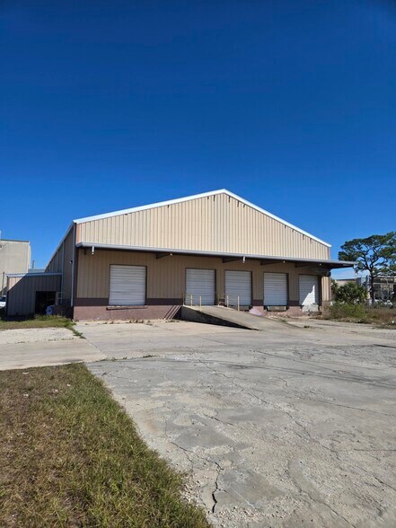 More Photos Of 181-185 Sabre Dr, Sebring Warehouse For Lease