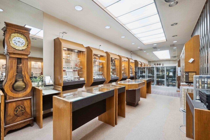 More Photos Of 431 Bank St, Ottawa General Retail For Sale