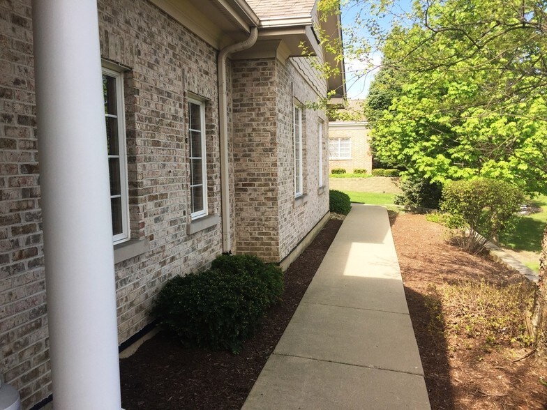 More Photos Of 3 Executive Ct, South Barrington Medical For Lease