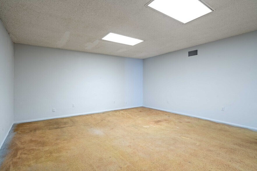 More Photos Of 1421 S Hill St, Los Angeles Warehouse For Lease