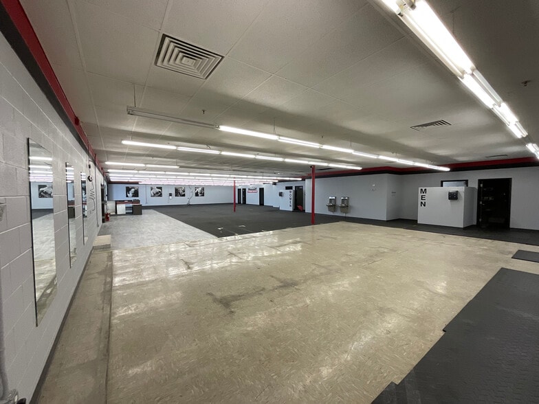 More Photos Of Brookwood Dr @ US 30, New Haven Unknown For Lease