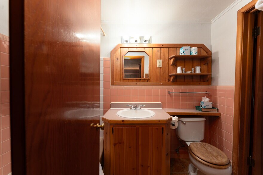 More Photos Of 1624 E Main St, Montrose Hotel For Sale