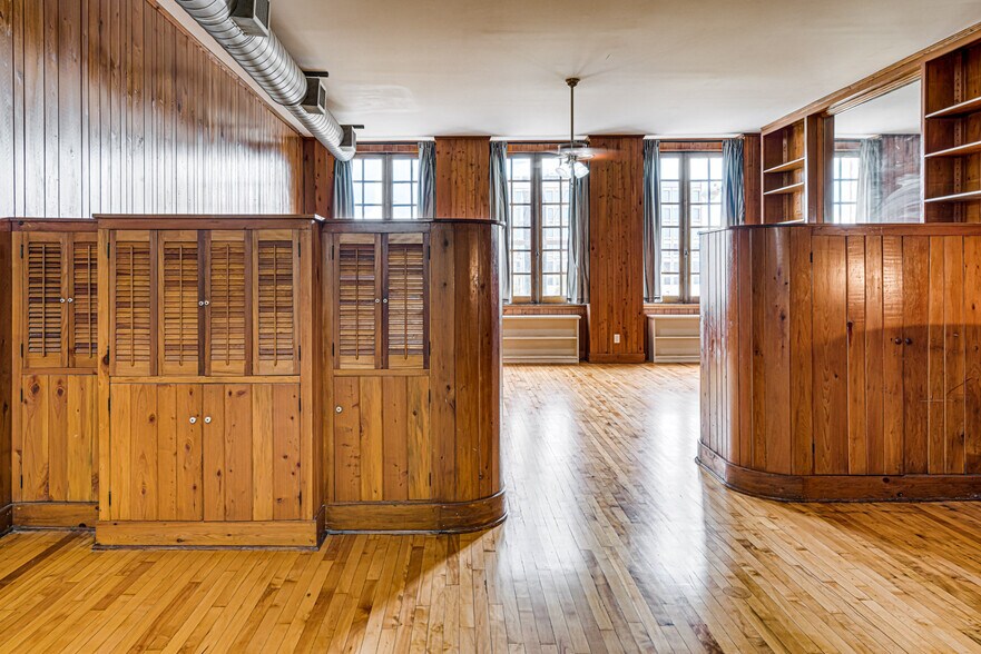 More Photos Of 339 Madison Ave, Memphis Storefront Retail Office For Sale