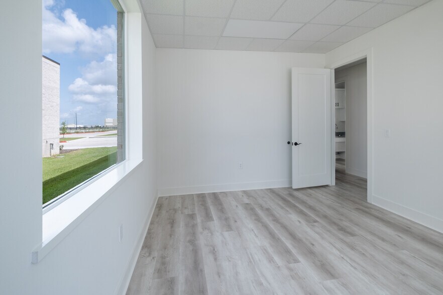 More Photos Of 30625 Kingsland Blvd, Brookshire Office For Lease