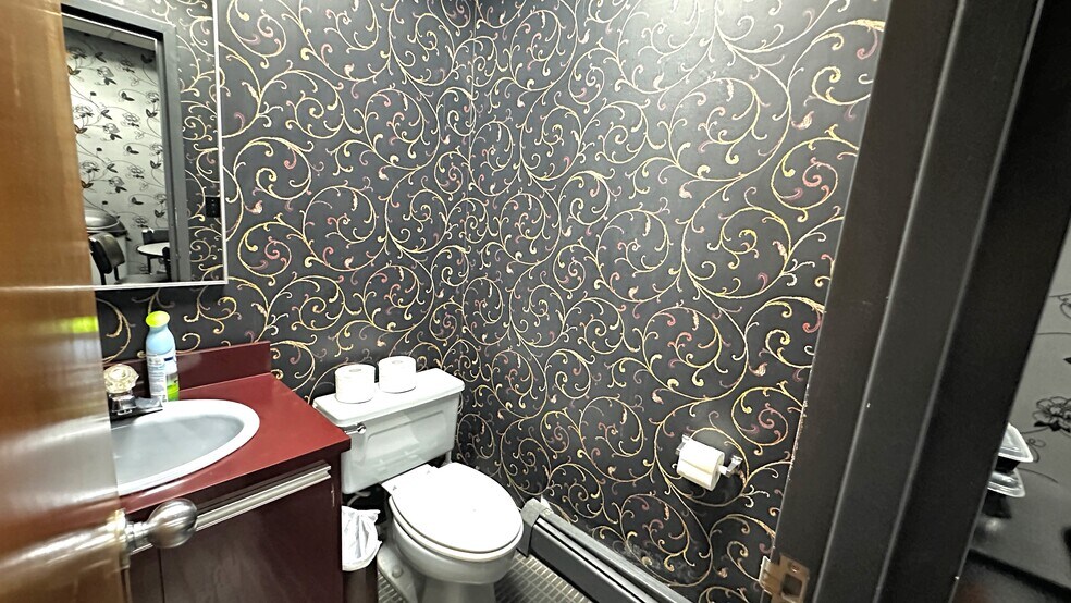 More Photos Of 1991 Smith St, Merrick Medical For Sale