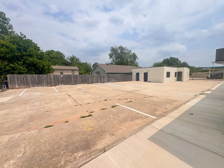 More Photos Of 607 W Gray St, Norman Storefront For Lease