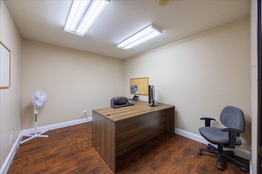 More Photos Of 812 Lexington Dr, Plano Office For Sale