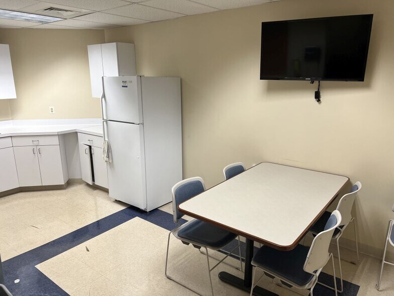 More Photos Of 753 Boston Post Rd, Guilford Office For Lease