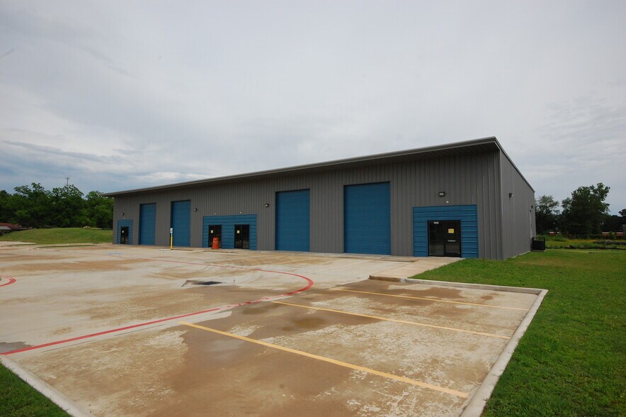 More Photos Of 7307 Five Forks dr, Spring Warehouse For Lease